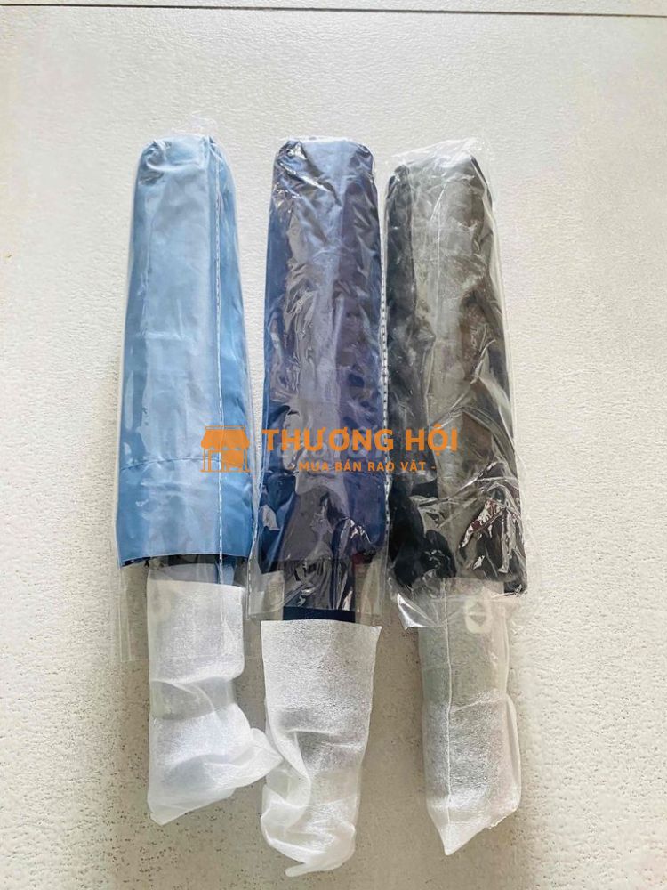 mình có dư vài cây dù che mưa nắng mới pass lại ạ