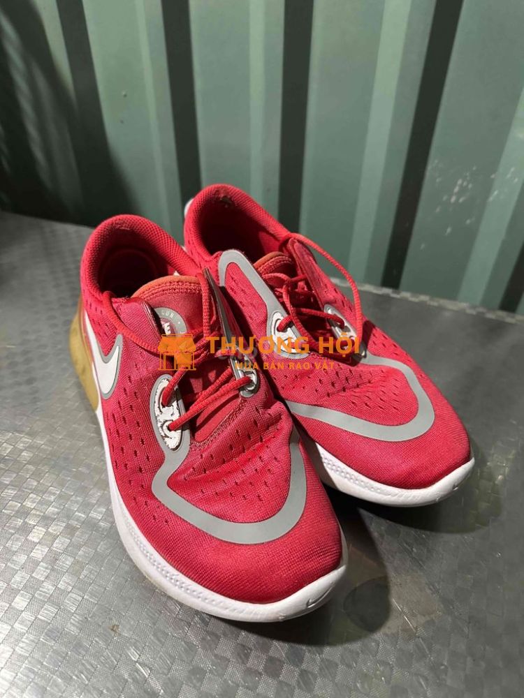 Thanh lý đôi Nike chính hãng, màu đỏ