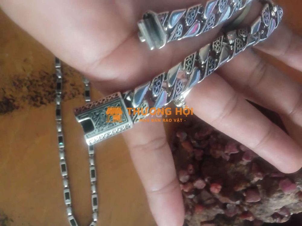 Dây chuyền đá và lắc tay bạc thái