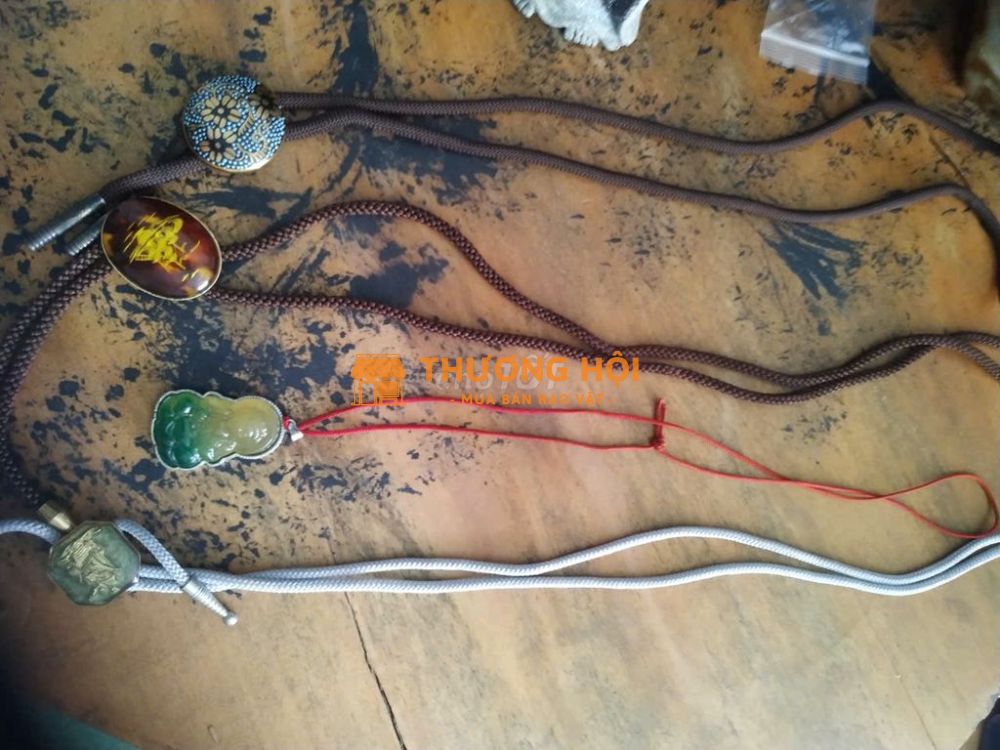 dây đeo cổ hoặc váy