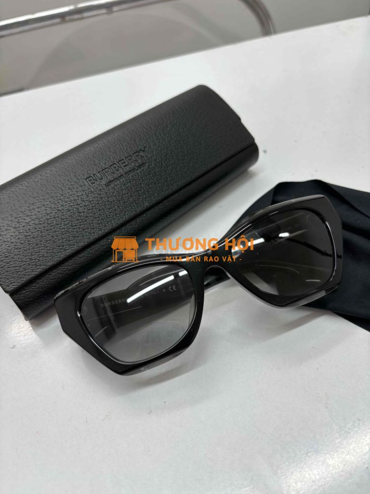 pass thanh lý kính burberry chính hãng