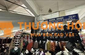 Nhân viên đóng hàng tại chợ Đồng Xuân, Hà Nội