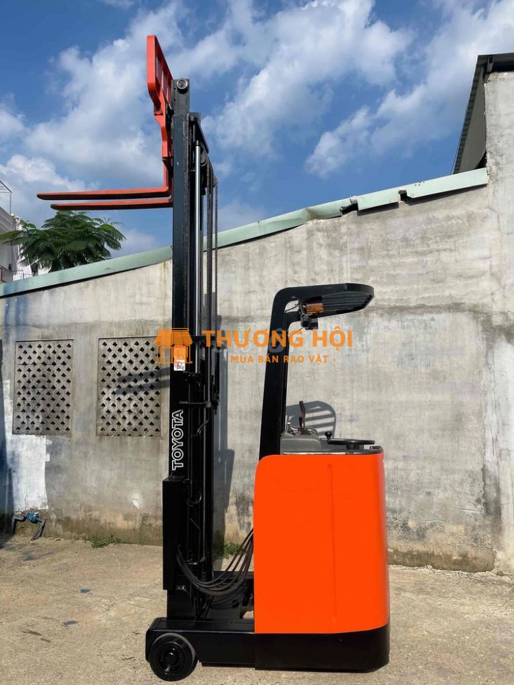 Xe nâng điện - đứng điều khiển