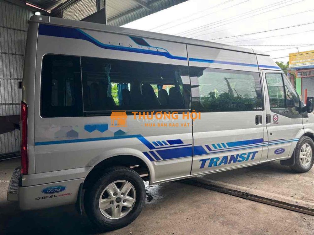 Xe khách Ford Transit Luxury 16 chỗ, màu bạc