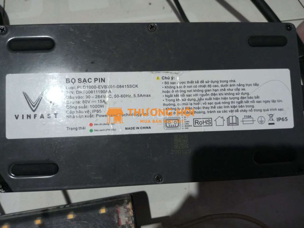 Sạc 1000w Chính Hãng Vinfast đag sử dụng chạy Xanh