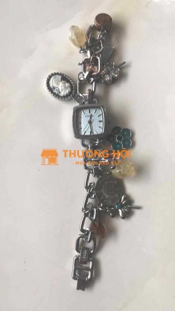 đeo không vừa cho em ra đi để mua cái khác
