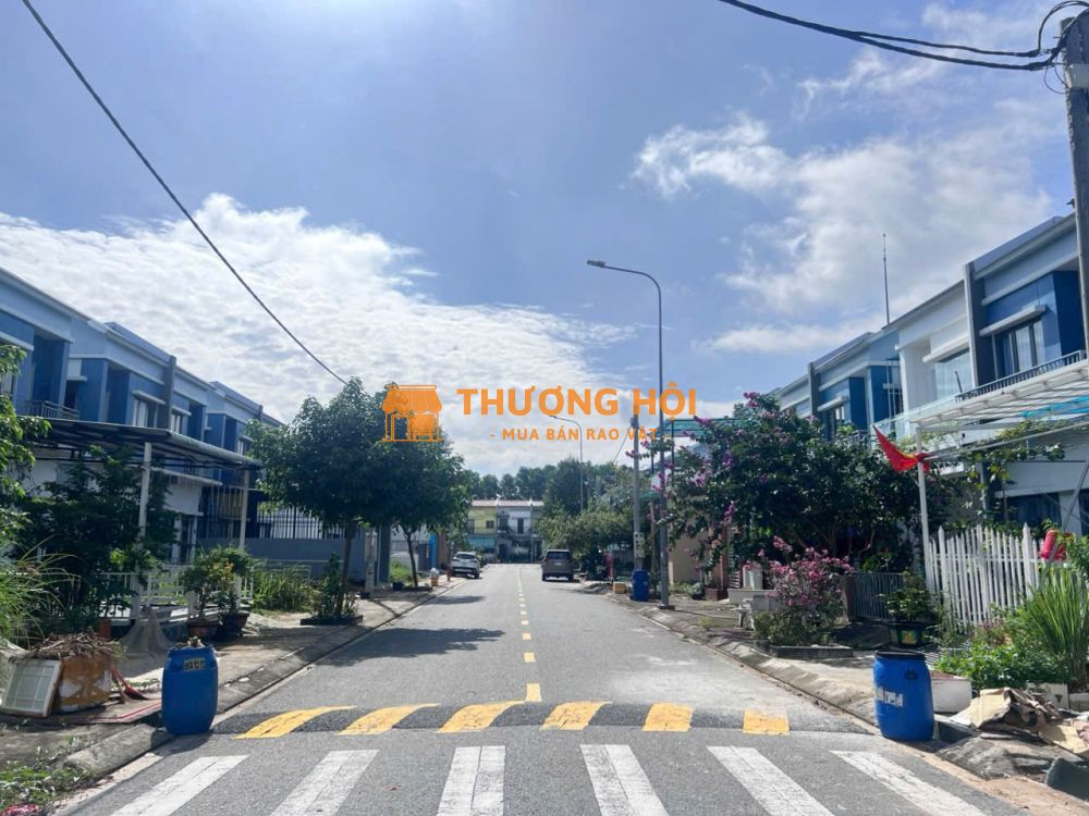 Chính chủ kẹt tiền bán biệt thự liên kế vườn giá tốt kế siêu thị Go, Bến Cát