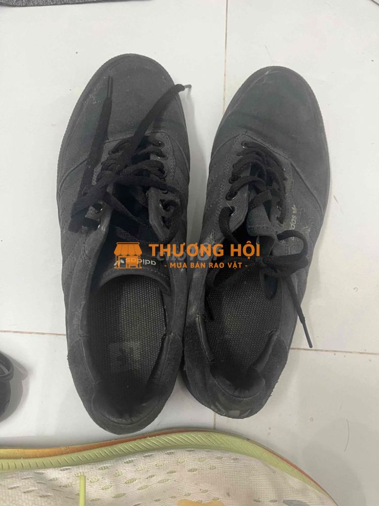 Giày Adidas màu đen size 44 đi hàng ngày