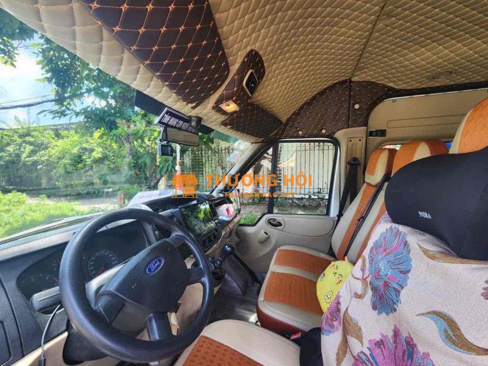 Xe khách Ford Transit Luxury 16 chỗ, màu bạc