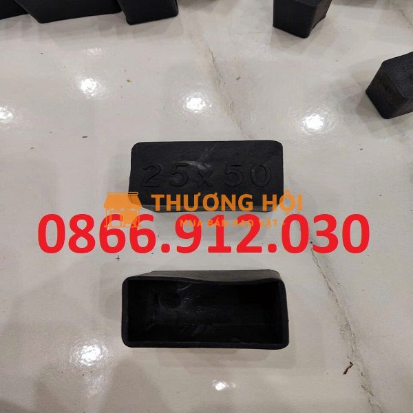 So sánh bịt đầu sắt hộp nhựa và kim loại