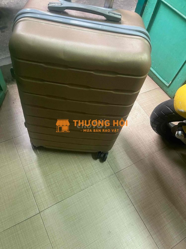 Vali nhựa bị bể 1 lỗ nhỏ, size 24