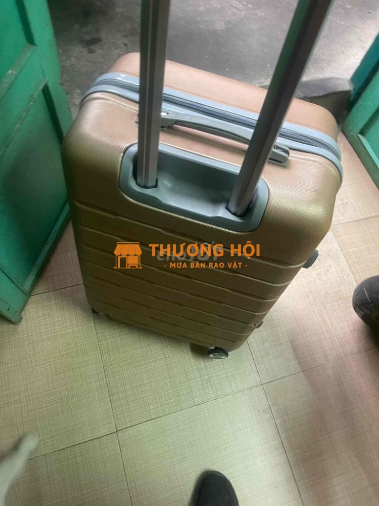 Vali nhựa bị bể 1 lỗ nhỏ, size 24
