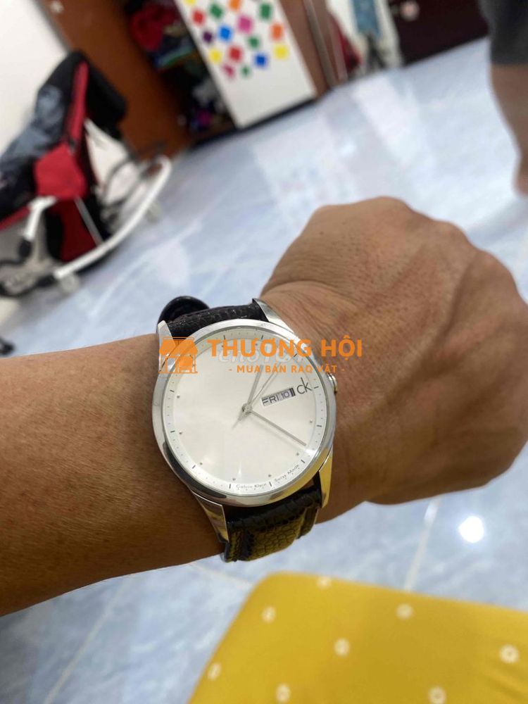 Đồng hồ Ck thuỵ sĩ máy pin size 40 dây da khá đẹp.