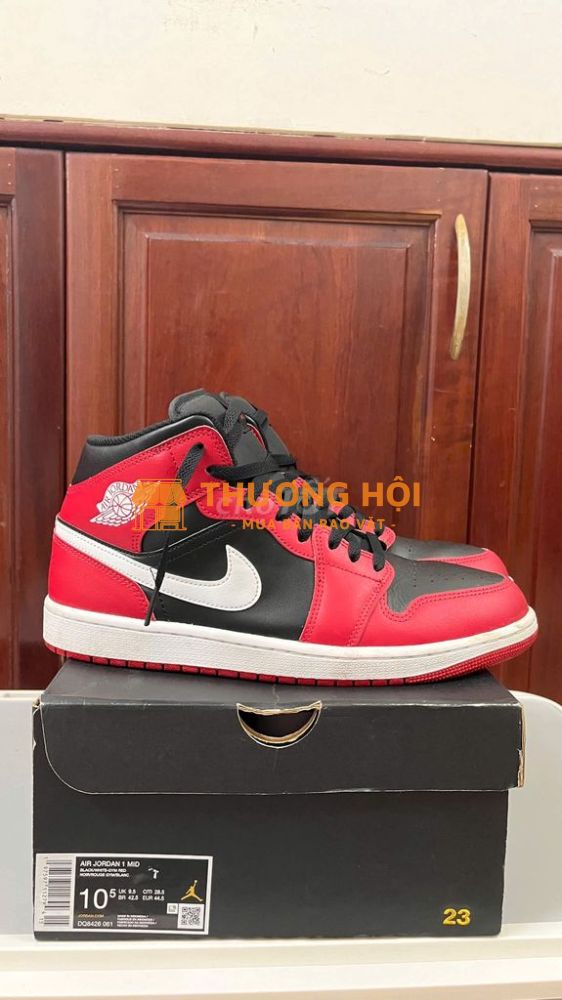 Jordan 1 Black gym red (10.5US) = 44.5 VN