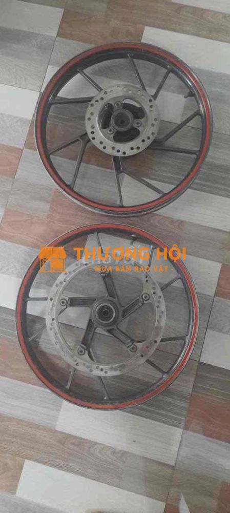 Cặp mâm xe máy và ít phụ tùng xe