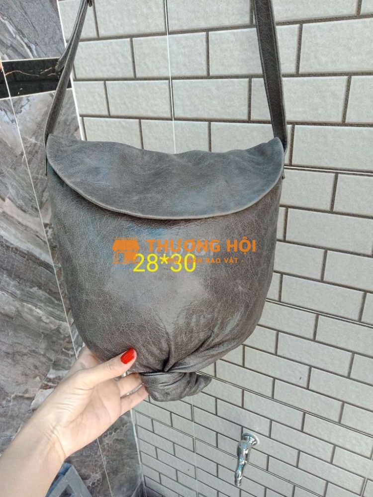 Giỏ đeo chéo da thật kiểu dáng độc lạ, mới cao.