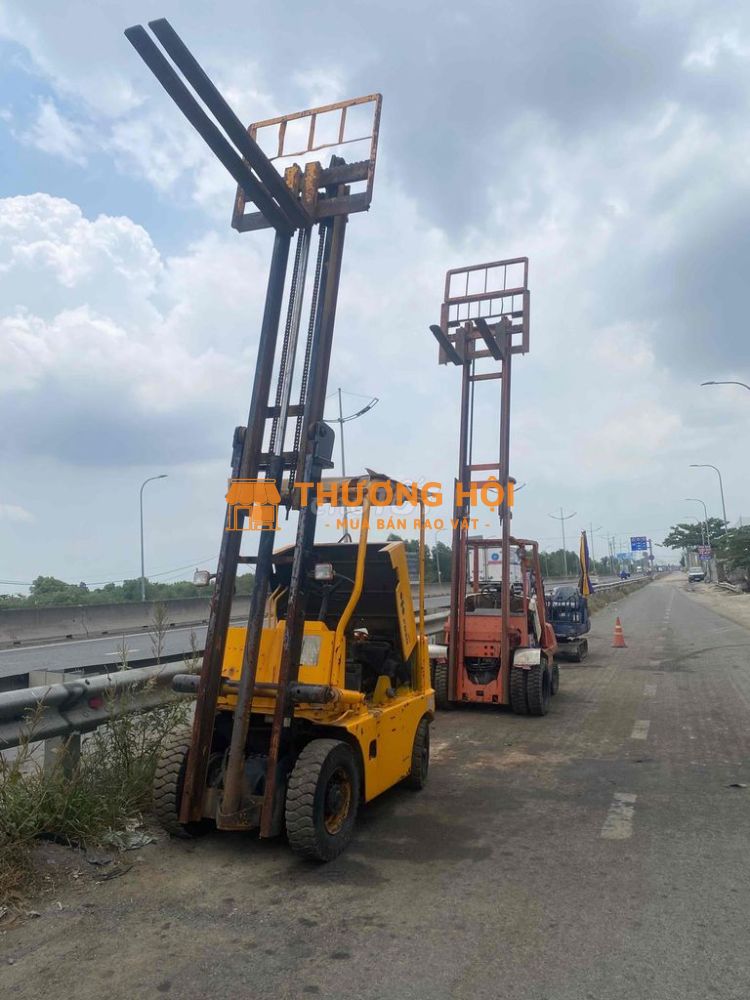 xe nâng 2 tấn máy dầu cao 4 m xe đẹp máy khỏe