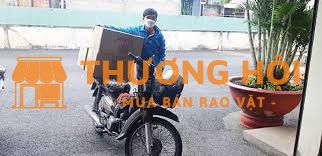 Nhân viên giao hàng xe máy