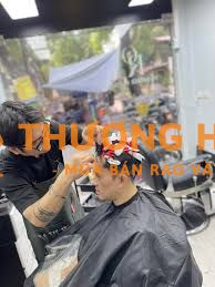Tuyển thợ cắt tóc chuyên nam. Cắt tốt các kiểu từ cổ điển tới hiện đại