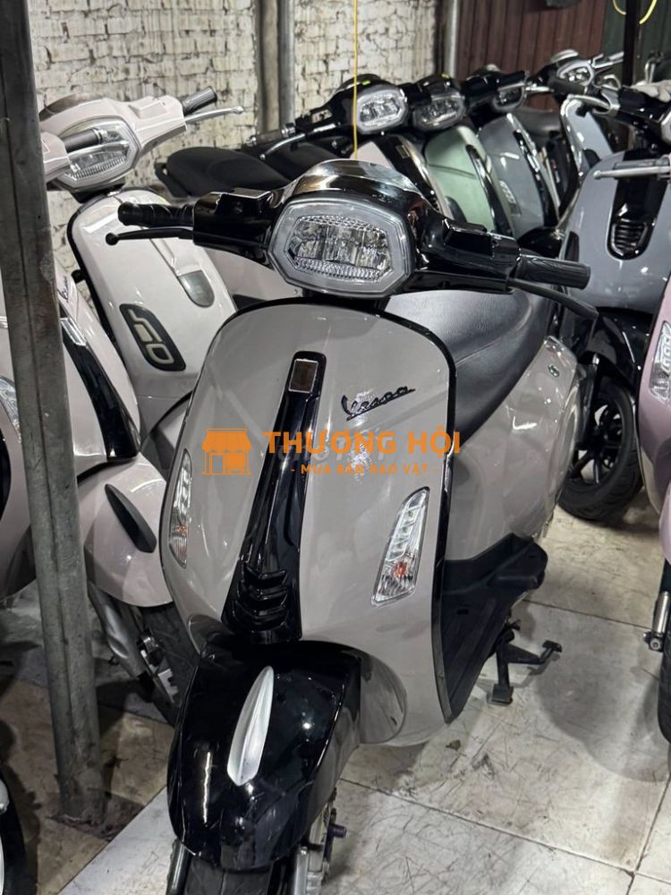 Vespa xám xi măng cập bến ạ