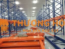 Nam lao động phổ thông lắp ráp kệ sắt công nghiệp