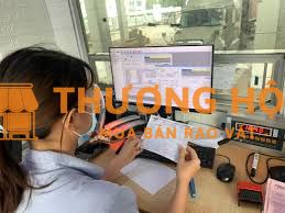 Nhân viên kiểm hàng hóa