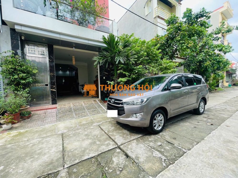 Tôi cần bán chiếc xe ô tô Toyota Innova 2.0E 2020