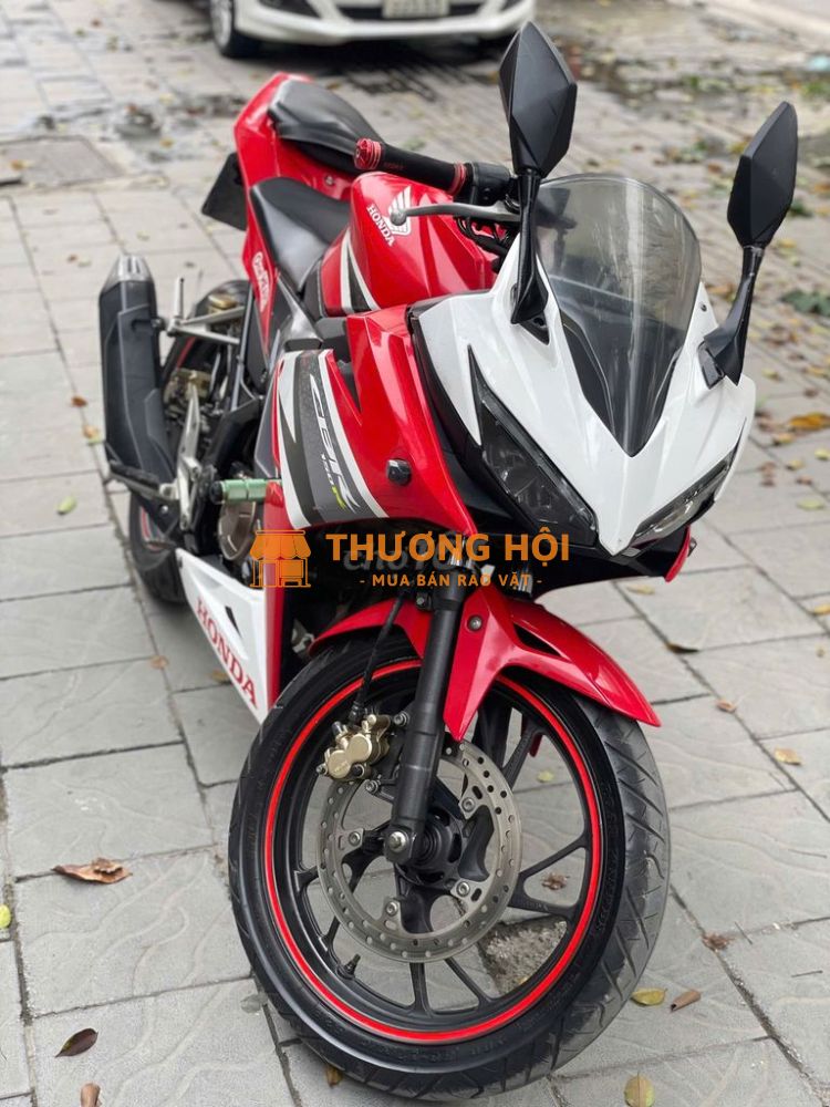 Cần bán Honda CBR150R đời 2016 màu đỏ trắng