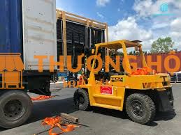 2 NHÂN VIÊN XE NÂNG TẠI LONG AN