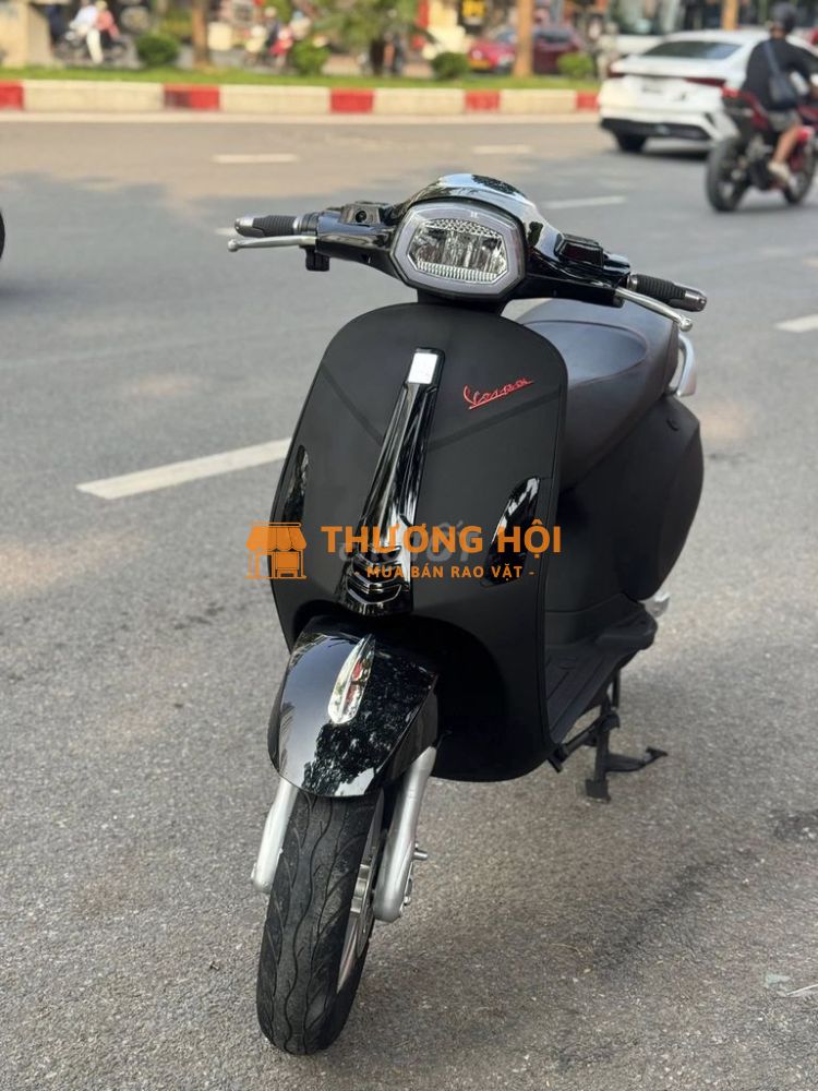 Vespa đen nhám đèn vuông
