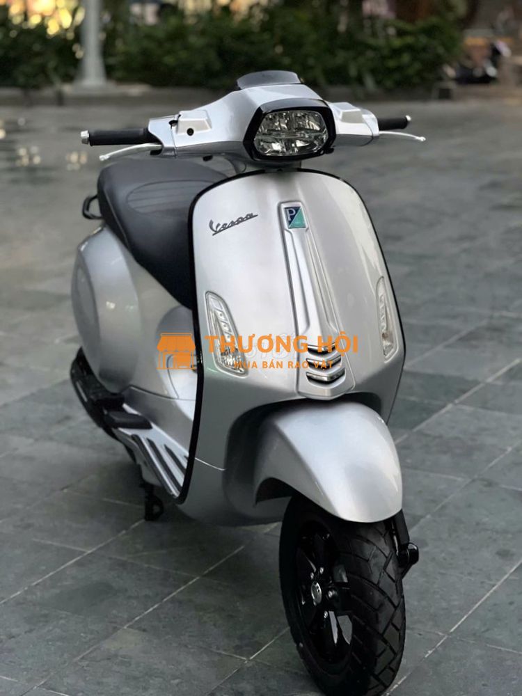 Đẳng cấp sprint màu bạc đèn vuông