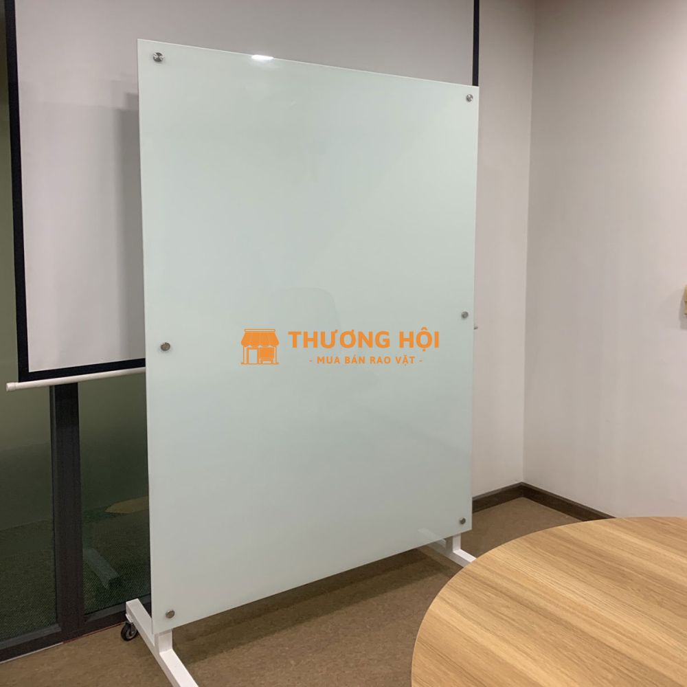 BẢNG KÍNH CÓ CHÂN DI ĐỘNG CHỮ T TẠI BÌNH DƯƠNG