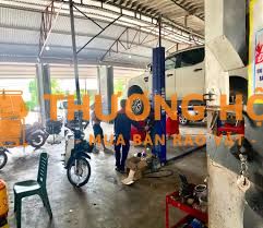 Thợ máy phụ sửa ô tô
