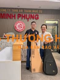 Nhân viên giao hàng nhạc cụ bằng xe máy