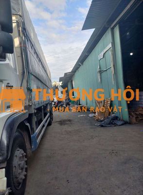 Bốc xếp hàng có xe nâng hỗ trợ