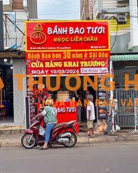 Nhân viên làm bánh