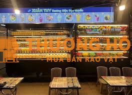 2 bạn phụ bán hàng