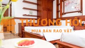 2 nhân viên nam dọn phòng khách sạn