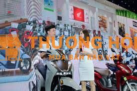 nhân viên bán hàng xe máy