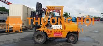 2 tài xế lái xe nâng tại KCN Long Hậu