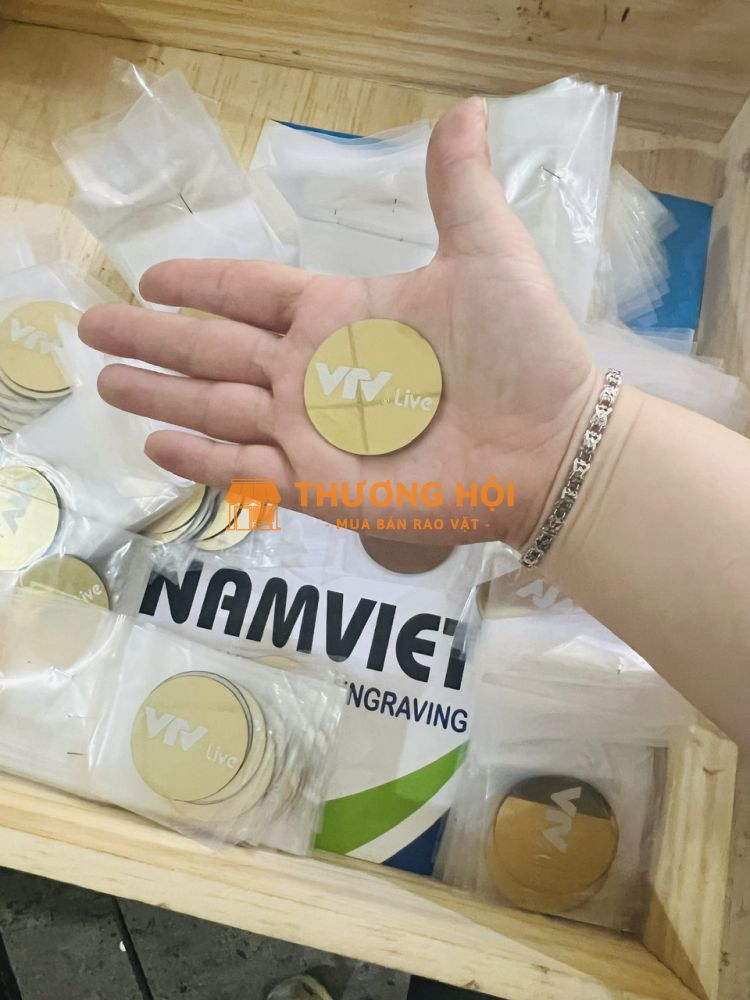 NHẬN GIA CÔNG SẢN XUẤT TEM INOX DÁN LÊN SẢN PHẨM – HỘP QUÀ