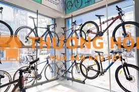 Nhân viên bán hàng xe đạp có chỗ ở