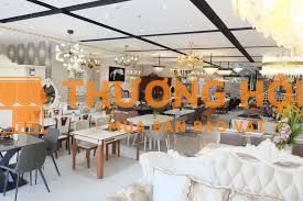 NỮ BÁN HÀNG TẠI SHOWROOM NỘI THẤT
