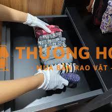 cần nhân viên nữ gấp xếp quần áo