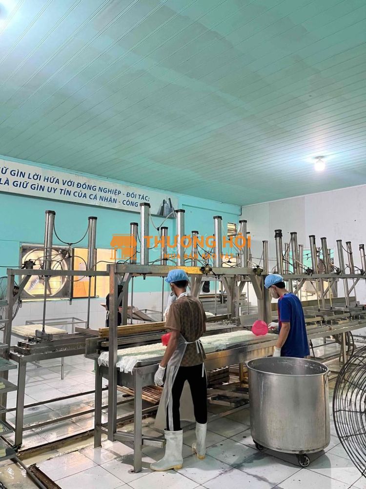 Gấp đi làm liền - Công nhân sản xuất đậu hũ