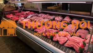 Nhân viên cắt xếp thịt