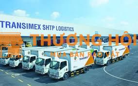 Tài xế lái xe cont và xe tải 2 tấn