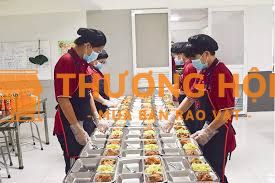 10 nhân viên phục vụ suất ăn BD