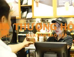 nữ phục vụ cafe milano