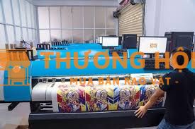 Nhân viên đứng máy in chuyển nhiệt